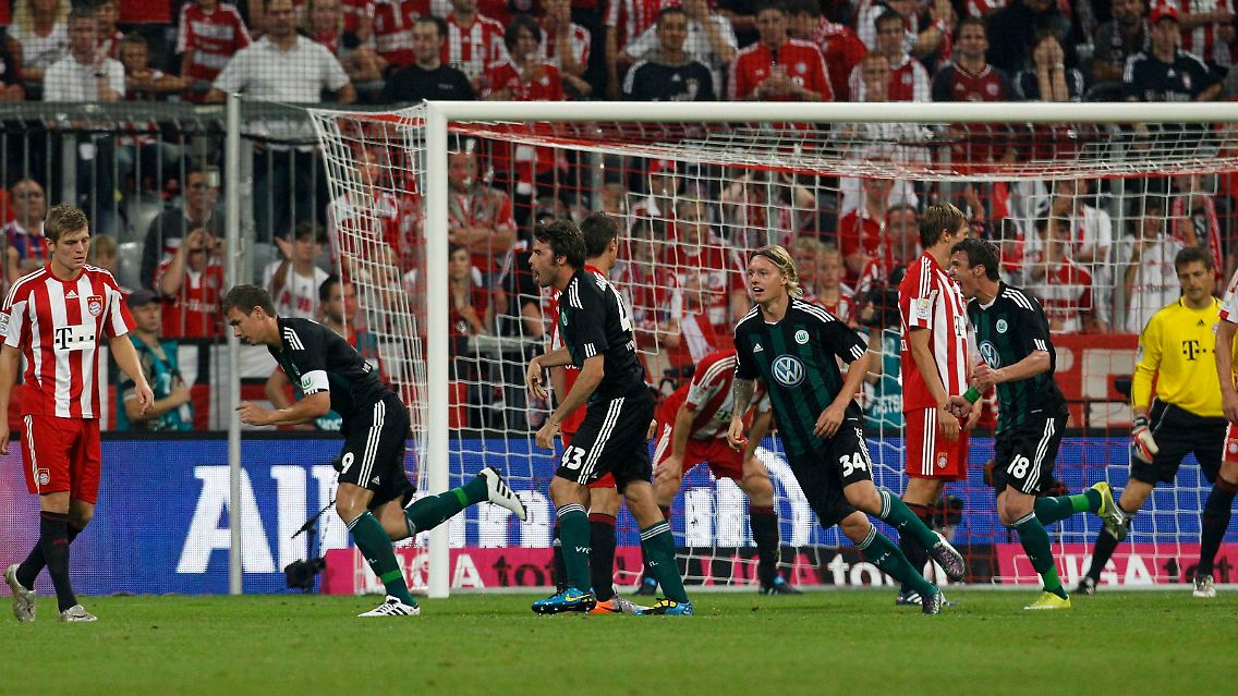 Ausgleich: Edin Dzeko köpft nach einer Ecke unbedrängt ein.