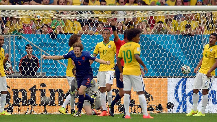 Daley Blind dreht nach dem 2:0 jubelnd ab. Da waren in Brasilia gegen WM-Gastgeber Brasilien erst 17 Minuten gespielt.