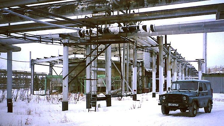 Eine der riesigen Gaskondensat-Anlagen in Nowy Urengoj, eine Stadt am Polarkreis in Westsibirien.