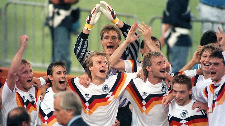 Kaum zu glauben, aber 1990 verließ keine einzige Twitter-Nachricht die Kabine der Weltmeister-Elf. 
