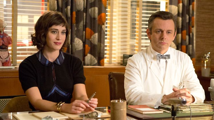 Lizzy Caplan  und Michael Sheen in einer Filmszene in "Masters of Sex".