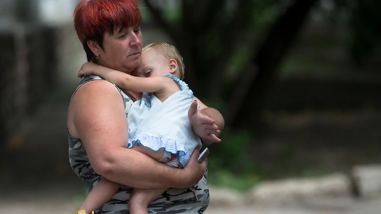 Auf der Flucht: Das Haus dieser Frau im ukrainischen Donezk wurde bei Kämpfen zerstört; sie wohnt jetzt im Schlafsaal der Universität.
