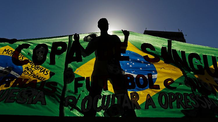 Unvergesslich aus den falschen Gründen: Auch die zweite Heim-WM brennt sich ins kollektive Gedächtnis der Brasilianer ein.