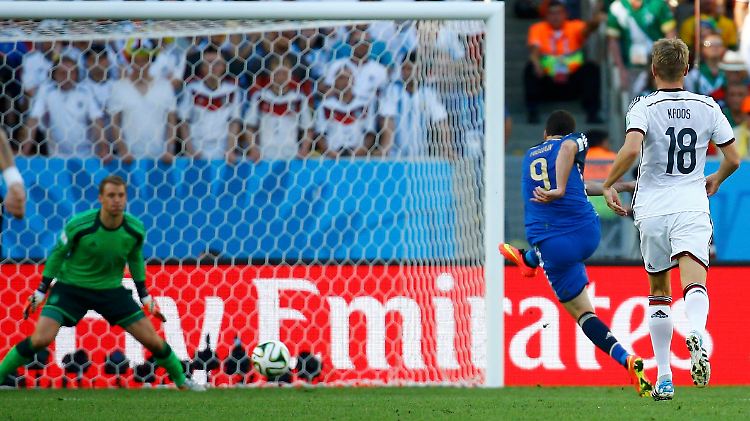 Toni Kroos legte dem Argentinier Gonzalo Higuain unfreiwillig die beste Chance der ersten Halbzeit auf, doch der vergab überhastet.