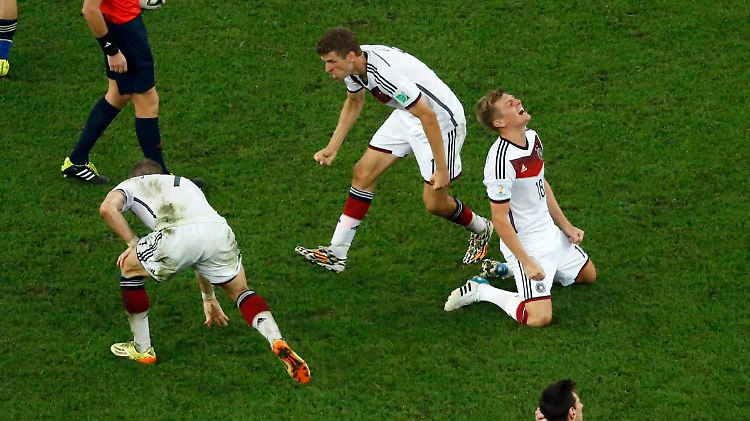 Schluss, aus - die deutschen Spieler jubeln nach dem Schlusspfiff.