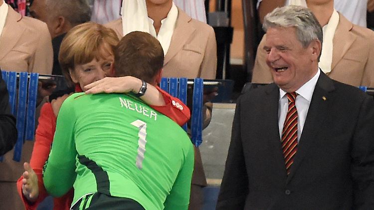Verdient: Auch von Mutti gab es einen Drücker für Neuers überragende WM.