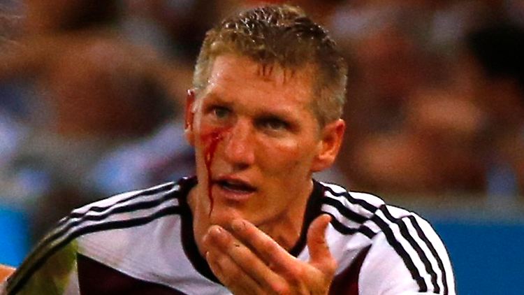Gegen die Schmerzen zum epischen Triumph: Bastian Schweinsteiger und das DFB-Team.