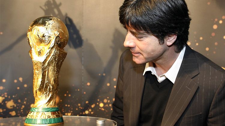 2006 durfte Löw nur gucken, jetzt darf er auch anfassen.