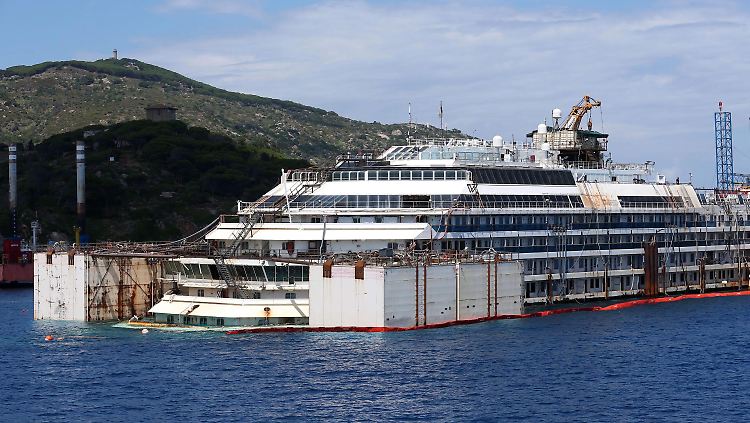 Die "Costa Concordia" ist zweieinhalb Jahre nach der Katastrophe endlich zum Abtransport bereit.