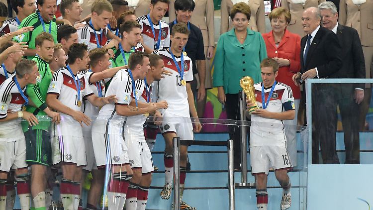 Kapitän Philipp Lahm mit dem WM-Pokal. Das Finale gegen Argentinien war das letzte Länderspiel des 30-Jährigen.