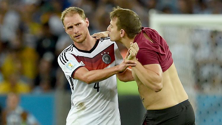 "Ich hätte lieber Messi küssen sollen", kommentierte Flitzer Zdorowetski Höwedes' Zurückweisung.