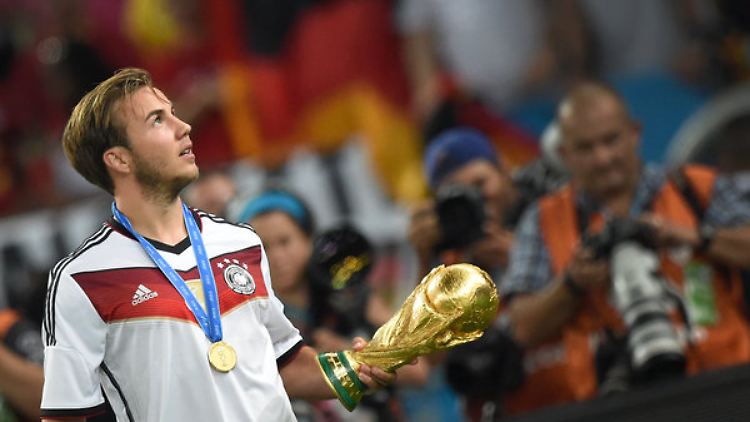 Tor gemacht - Pokal gewonnen - für den vierten Stern gesorgt: Mario Götze trägt als einer der Ersten das neue Trikot.