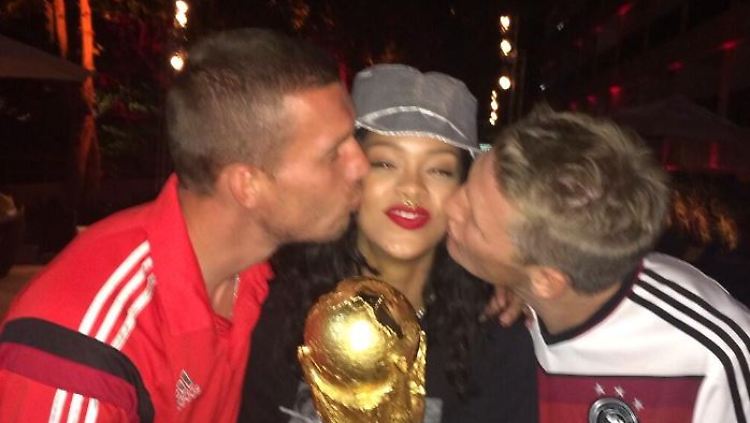 Rihanna + Schweini und Poldi kuss.JPG