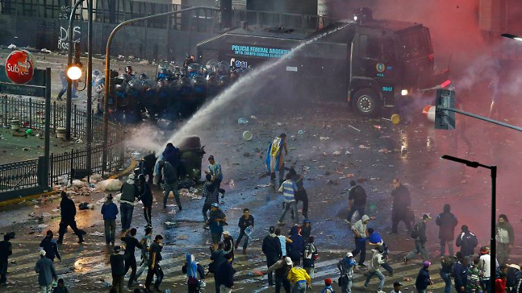 In Buenos Aires setzte die Polizei Wasserwerfer und Tränengas gegen die Randalierer ein. 