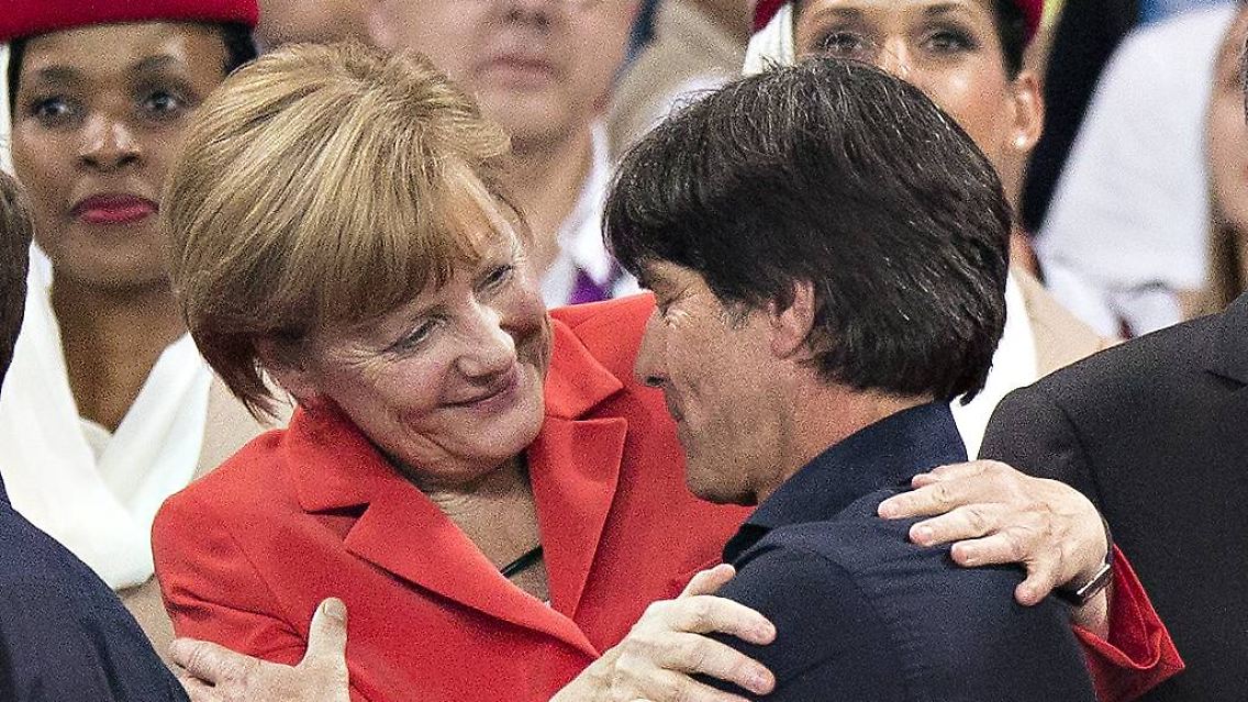 "Angela Merkel hat vor der Mannschaft eine kurze Ansprache gehalten. Sie hat gesagt, es ist schön, wenn sie schon so eine lange Reise machen musste, dass wir dann wenigstens auch gewonnen haben." (Bundestrainer Joachim Löw zur kurzen Kabinenansprache von Kanzlerin Angela Merkel nach dem 4:0 gegen Portugal)