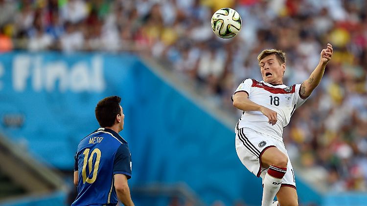 Kroos köpft in die falsche Richtung und legt den Ball für Higuain auf - einer der vielen Herzschlagmomente in diesem Finale.