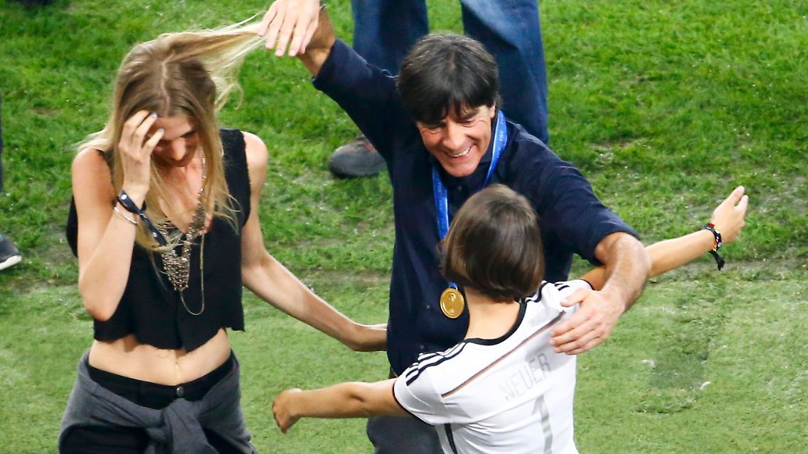 Nach einer Weile ließ aber auch sie sich zu einem Freudentänzchen mit Weltmeistertrainer Jogi Löw und Sarah Brandner überreden.