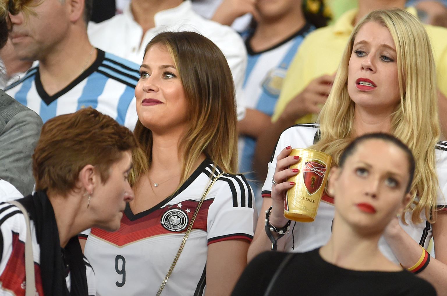 Wochenlang durften sie ihre Liebsten nur selten sehen: Die Spielerfrauen und -freundinnen fristeten bei der WM ein Leben am Spielfeldrand.