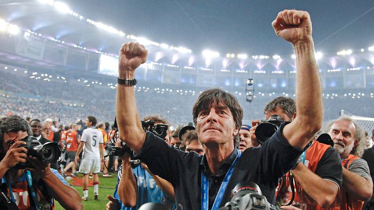 Oben - aber es geht noch höher: Joachim Löw.