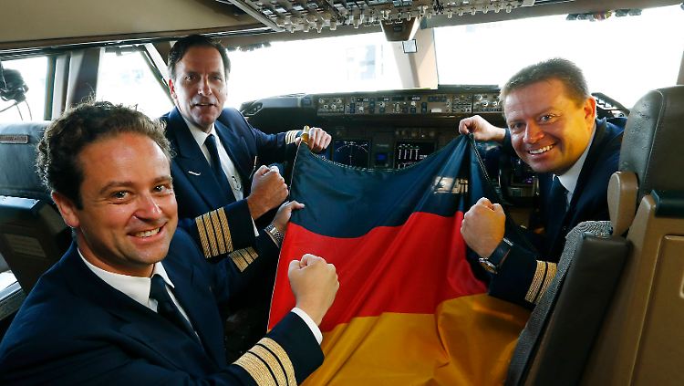 Diese Herren fliegen die Weltmeister von Rio nach Berlin.
