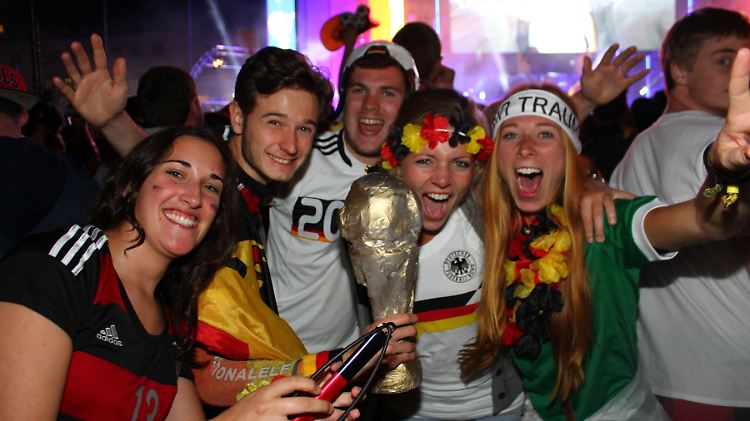 Feiernde Freunde auf der Fanmeile in Berlin.