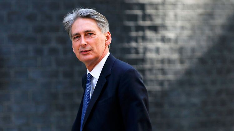 Philip Hammond verlässt die Downing Street als neuer Außenminister.