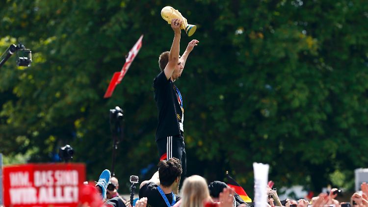 Als triumphierender Kapitän mit WM-Pokal in der Hand - so ist Philipp Lahm abgetreten.