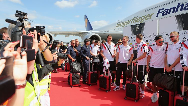 Für jedes Tor fliegt die "Fanhansa" einen Tag als Siegerflieger weiter.