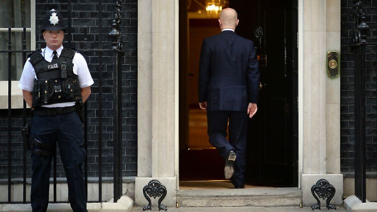 Hague verliert den Posten des Chefdiplomaten und für Cameron den Wahlkampf managen.