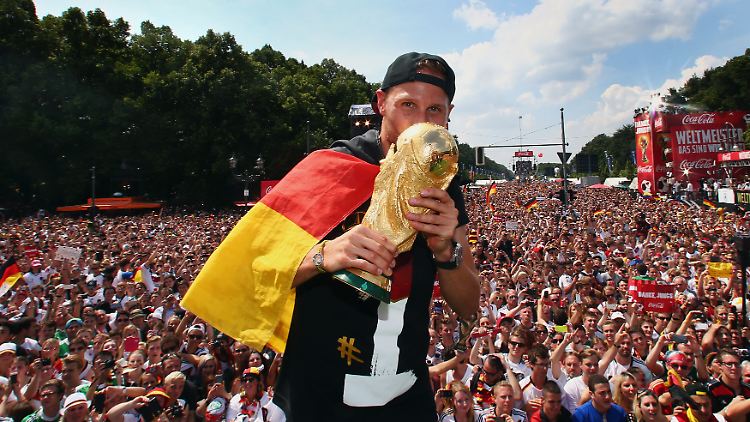 Hunderttausende feiern auf der Fanmeile mit Benedikt Höwedes den WM-Sieg. Die Fifa kassiert mit.