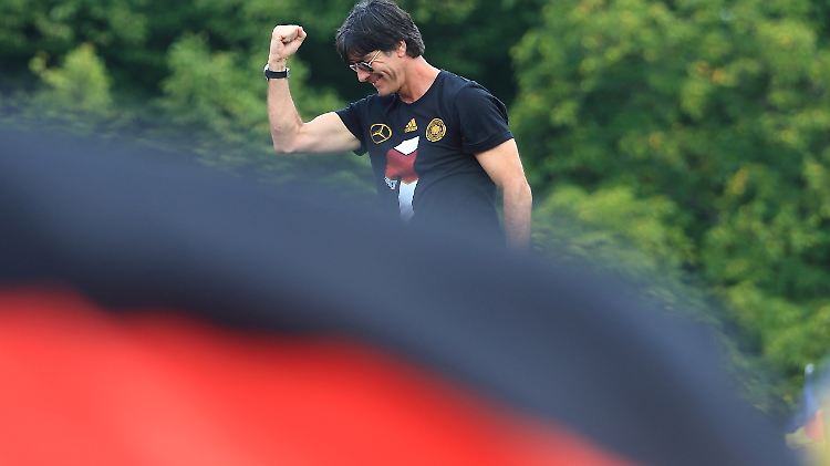 Löw beim Empfang der Weltmeister am Brandenburger Tor