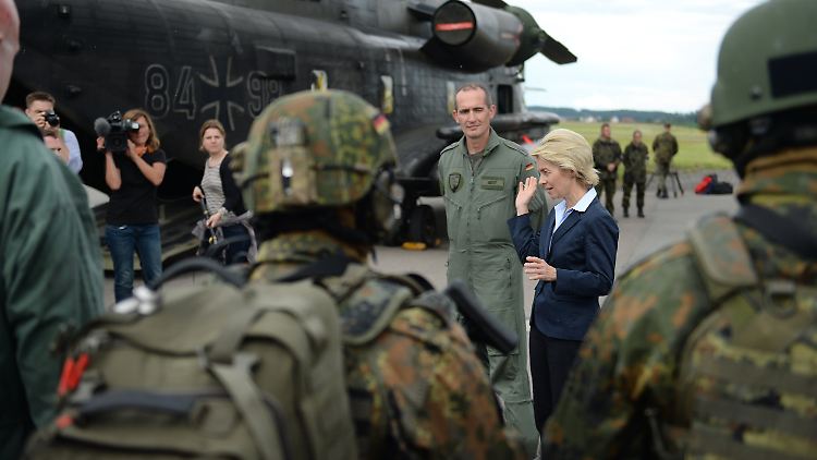 Ministerin von der Leyen lässt sich die Fähigkeiten der Truppe demonstrieren.