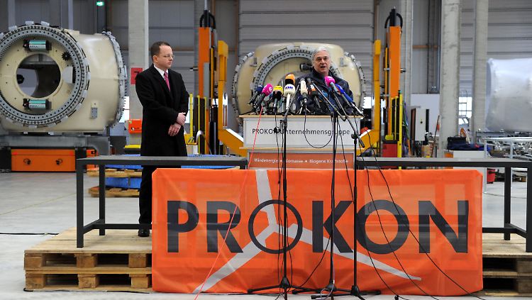 Der eine soll die Insolvenz verwalten, gegen den anderen wird ermittelt: Carsten Rodbertus (r.) und Dietmar Penzlin (l.) Ende Januar bei einer Pressekonferenz in einer Prokon-Werkshalle in Itzehoe.