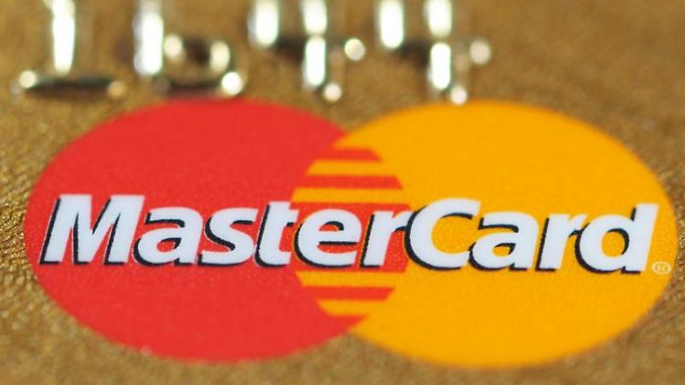 Der Kreditkarten-Konzern Mastercard will, dass an allen neu aufgestellten Kassen in Geschäften, die Mastercard-Zahlungen akzeptieren, ab 2015 kontaktloses Bezahlen möglich ist. Foto: Ralf Hirschberger