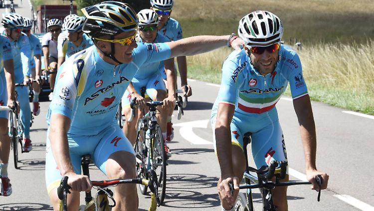 Olympiasieger Alexander Winokurow plaudert bei einer gemütlichen Ausfahrt mit Vincenzo Nibali (r.).