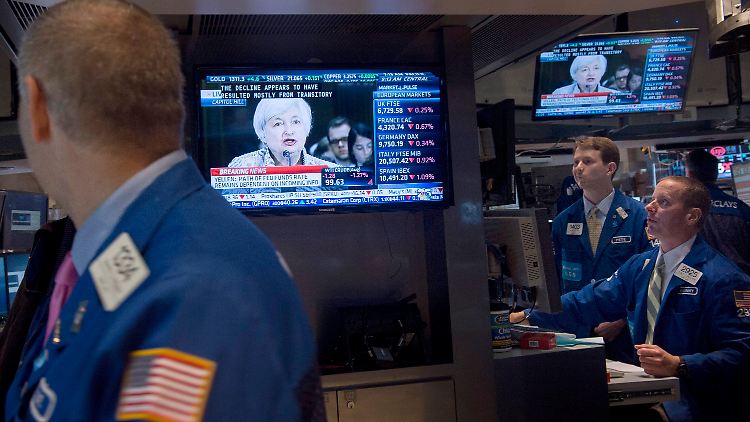 Janet Yellen spricht, die Börsen wackeln: Die Anhörung der US-Notenbankchefin vor dem US-Kongress wurde im Handelssaal der Nyse live übertragen.