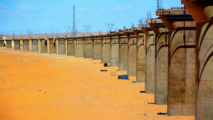 Mit gewaltigen Investitionen in die Infrastruktur (hier ein Bahn-Viadukt) treibt Chinas Regierung das Wachstum voran.