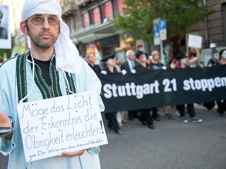 Ein als "Weiser aus dem Abendländle" verkleideter Demonstrant nimmt am Schweigemarsch der Gegner des Bahnprojekts Stuttgart 21 teil.
