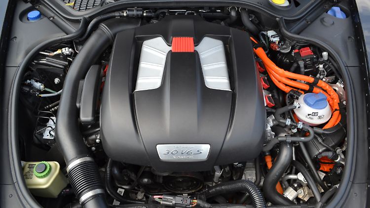 Der 3,0-Liter V6 leistet im Alleingang 333 PS. Vereint er sich mit dem Elektromotor, sind es satte 416 PS für den Hybrid.