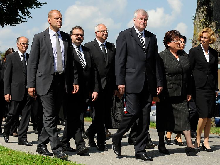 Unter den Trauergästen waren auch Bayerns Ministerpräsident Seehofer (CSU, vorne) mit seiner Frau Karin (r) und die Präsidentin des bayerischen Landtags, Barbara Stamm (CSU, neben Seehofer).