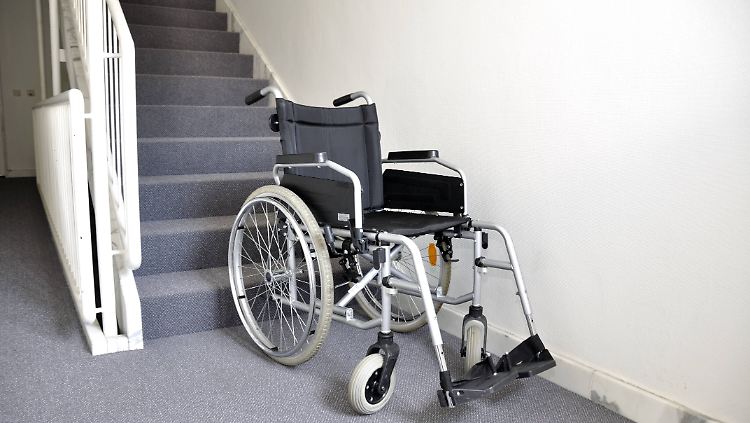 Auch mit fremder Hilfe kommen Rollstuhlfahrer ohne Zusatzausrüstung kaum Treppen herauf oder herunter.