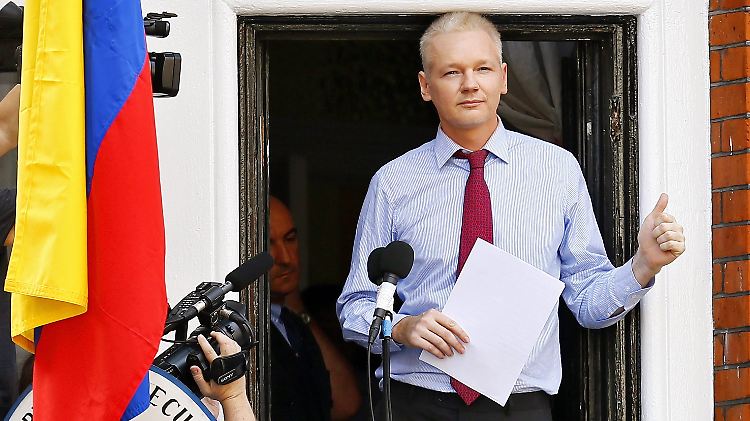 Assange bei einem Auftritt am Fenster der ecuadorianischen Botschaft zu Beginn seines Aufenthalts. 