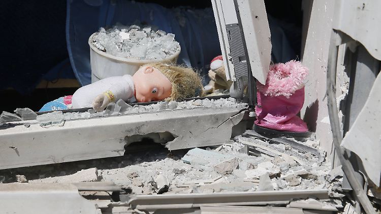 Eine Puppe liegt inmitten der Trümmer eines zerstörten Hauses in Lugansk.