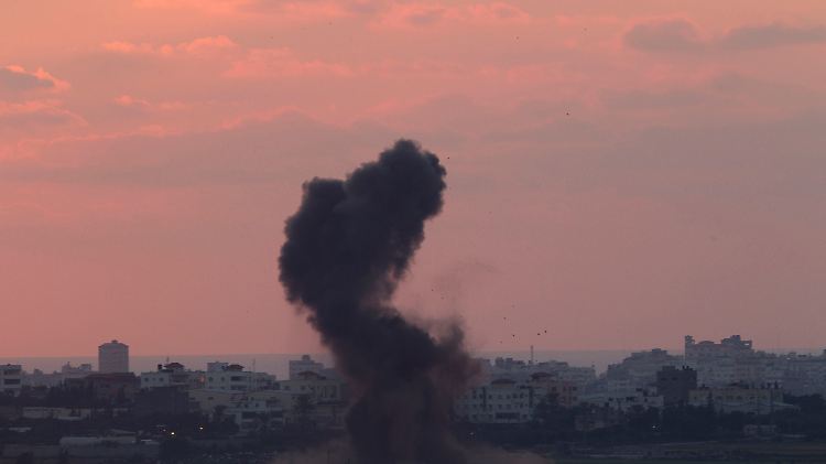 Rauch über Gaza: Wenigstens für ein paar Stunden sollen die Waffen ruhen.
