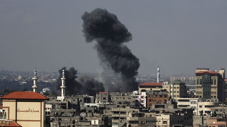 Israelischer Angriff aus der Luft auf Gaza. Die Bilder wiederholen sich täglich - auch kurz vor der vereinbarten Feuerpause.