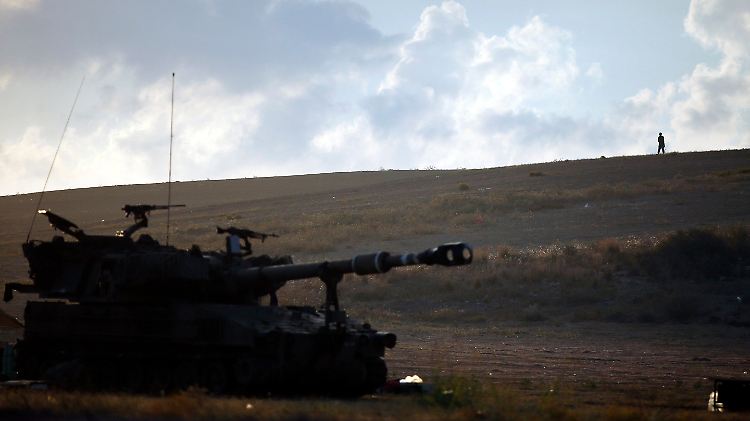 Israelis stehen am Rande des Gaza-Streifens und beobachten das Palästinensergebiet, aus dem nach Beginn der Feuerpause drei Raketen abgefeuert wurden.