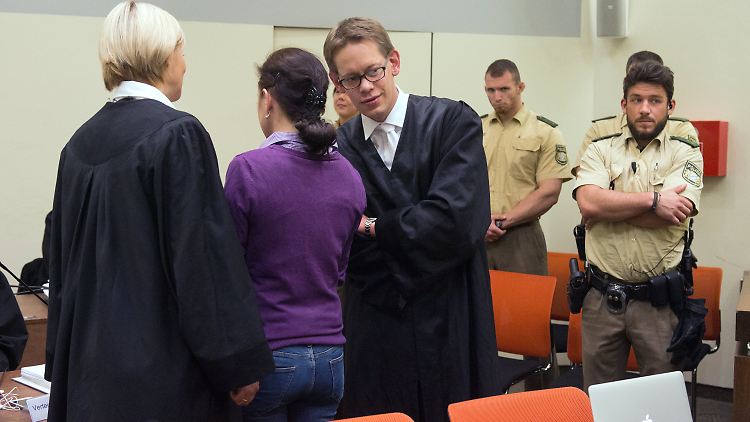 Das Verhältnis wirkt vertraut, doch möglicherweise will Zschäpe längst etwas anderes als ihre Anwälte.
