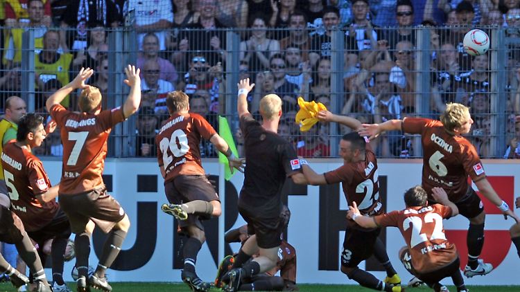 Die Pokalschmach ist vergessen, denn der Bundesligastart ist geglückt. Der FC St. Pauli kehrt mit einem Sieg ins Oberhaus zurück.