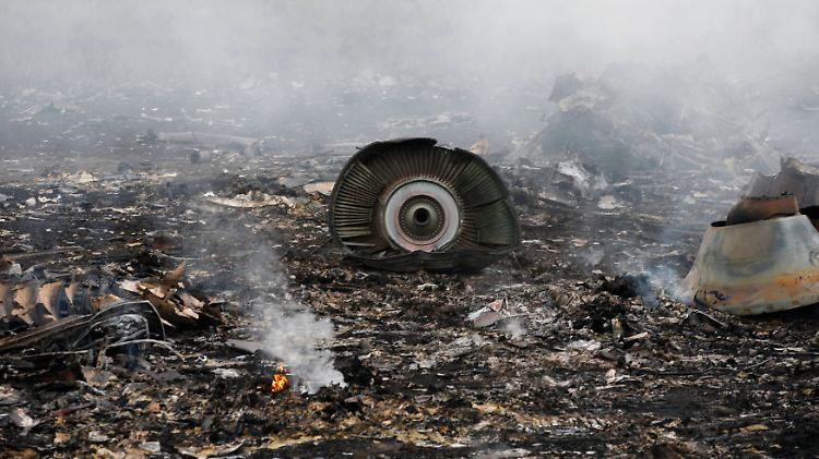 Bilder von der Unglücksstelle zeigen, dass das Flugzeug in viele Einzelteile gerissen wurde.