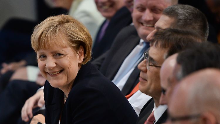 "Es lässt sich nicht leugnen, ich bin 60 geworden heute", sagt Merkel. Rechts neben ihr der Ehemann, links der Gastredner.